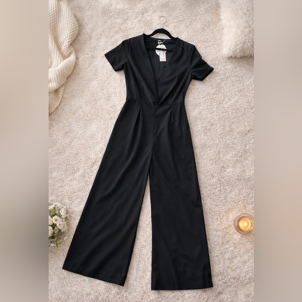 Boohoo Black V-Neck Short Sleeve Wide Leg Jumpsuit NWT US 8
